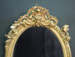Glace ovale d'époque Napoléon III en bois stuqué doré à...