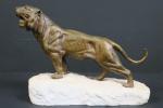 HESTEAU : Lionne rugissant. Bronze patiné sur socle en marbre...