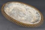 Jardinière ovale en fils de métal doré à motif stylisé,...