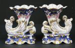 Paire de vases rythons en porcelaine à décor peint de...