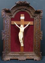 Important Christ en ivoire sculpté, ép. XVIII'. Haut. tête-pieds :...