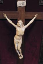 Important Christ en ivoire sculpté, ép. XVIII'. Haut. tête-pieds :...