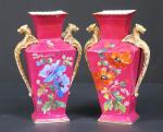 Paire de vases de forme trapézoidale à décor polychrome de...