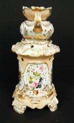Tisanière en porcelaine à décor de fleurs peintes en réserve...