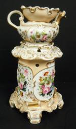 Tisanière en porcelaine à décor de fleurs peintes en réserve...