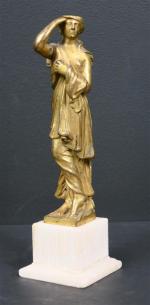 Sujet d'applique en bronze doré représentant une figure féminine drappée...