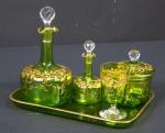Service verre d'eau en cristal teinté vert à décor rocaille...