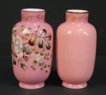 Paire de vases ovoides en opaline rose à décor peint...