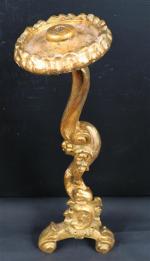 Petit guéridon porte-lampe en bois doré et sculpté de style...