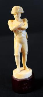 Statuette de Napoléon 1er en pied en ivoire sculpté. ...
