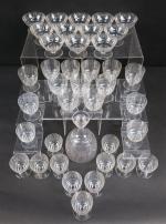 BACCARAT : Service de verres modèle Lulli en cristal gravé,...