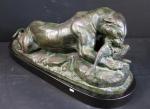 D'après Antoine-Louis BARYE : Jaguar dévorant un lièvre. Bronze à...