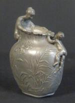 VIBERT Alexandre (1847-1909) : Vase méplat en étain à décor...