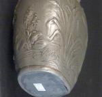 VIBERT Alexandre (1847-1909) : Vase méplat en étain à décor...