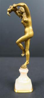 QUENARD Armand (1865-1925) : Danseuse à la jarre. Bronze doré...
