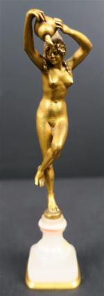 QUENARD Armand (1865-1925) : Danseuse à la jarre. Bronze doré...