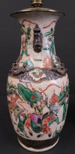 CHINE-NANKIN : Deux vases balustres en céramique émaillée à décor...