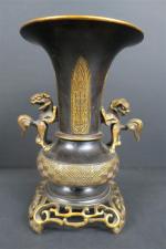 CHINE :  Paire de vases cornets en bronze patiné...