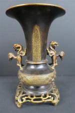 CHINE :  Paire de vases cornets en bronze patiné...