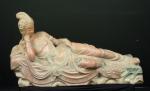 CHINE - KWAN-IN allongée en marbre rose veiné, travail moderne....