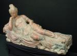 CHINE - KWAN-IN allongée en marbre rose veiné, travail moderne....