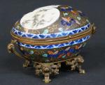 JAPON : Coffret en forme d'oeuf en porcelaine à décor...