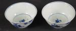 CHINE : Paire de bols en porcelaine blanche décorée en...