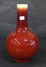 CHINE : Vase bouteille à panse basse en porcelaine émaillée...