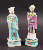 CHINE : Deux statuettes d'immortels debout en porcelaine émaillée polychrome,...