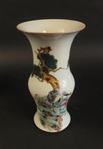 CHINE : Vase à corps renflé en porcelaine à décor...