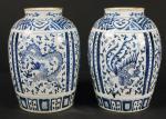 CHINE : Paire de vases renflés en porcelaine à décor...