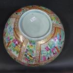 CANTON : Coupe sur talon en porcelaine à décor polychrome...