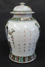 CHINE : Potiche en porcelaine blanche décorée en émaux polychromes...