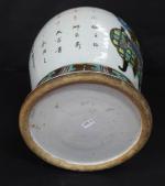 CHINE : Potiche en porcelaine blanche décorée en émaux polychromes...