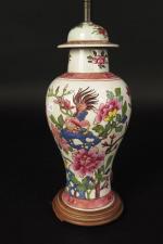 CHINE : Vase couvert en porcelaine à décor polychrome d'un...