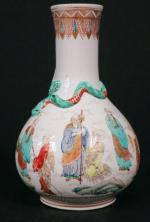 CHINE : Vase balustre en porcelaine à décor tournant polychrome...
