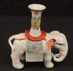 CHINE : Eléphant carapaçonné supportant un vase en porcelaine à...