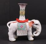 CHINE : Eléphant carapaçonné supportant un vase en porcelaine à...