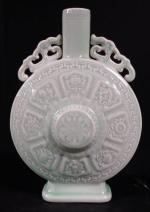 CHINE : Vase gourde en porcelaine céladon à décor en...