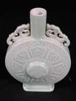 CHINE : Vase gourde en porcelaine céladon à décor en...