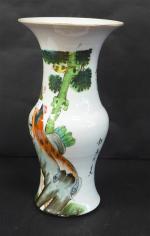 CHINE : Vase de forme balustre en porcelaine blanche décorée...