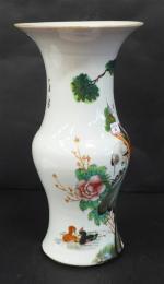 CHINE : Vase de forme balustre en porcelaine blanche décorée...