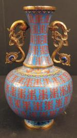 CHINE : Vase à panse basse en bronze et émaux...