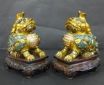 CHINE : Paire de chimères assises en bronze doré et...