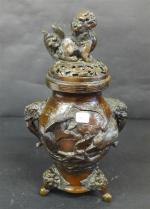 CHINE : Vase couvert sur base tripode en bronze patiné...