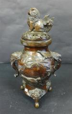 CHINE : Vase couvert sur base tripode en bronze patiné...
