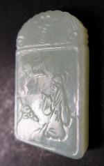 CHINE : Pendentif en jade céladon à décor d'un personnage...