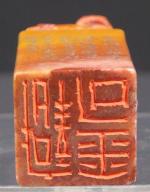 CHINE : Cachet en pierre dure à coloration orangée surmonté...