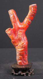 CHINE : Sujet en corail sculpté représentant un lettré. Haut...