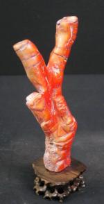 CHINE : Sujet en corail sculpté représentant un lettré. Haut...